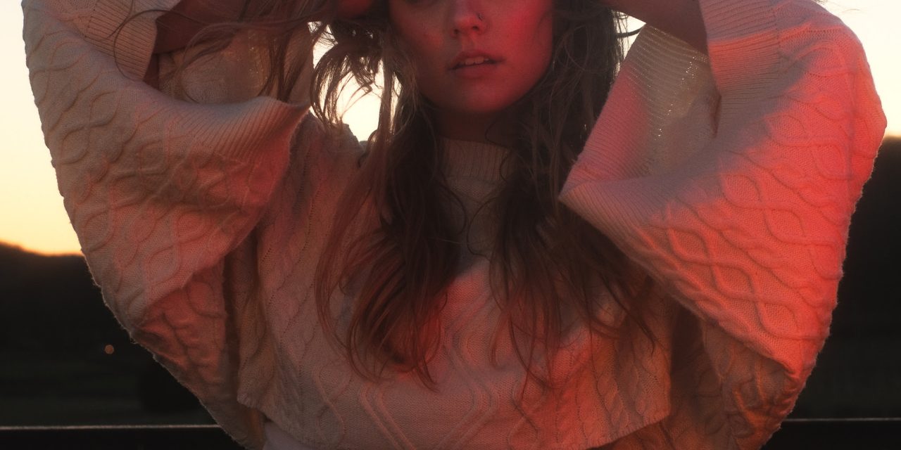 <strong>RISING POP SINGER-SONGWRITER KENZIE CAIT RELEASES “WHAT I DO BEST”</strong>